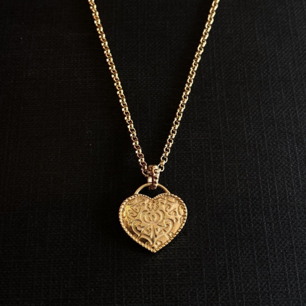İşlemeli Kalpli Kolye