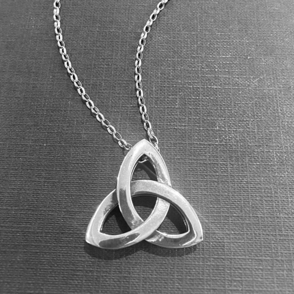 Büyük Triquetra Kolye