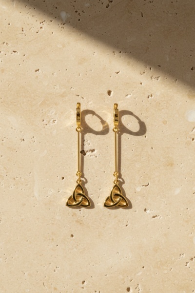 Triquetra Küpe – Halka Formlu Çubuk Detaylı