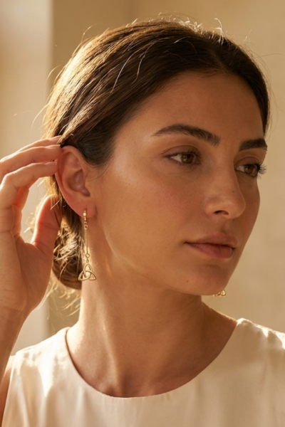 Triquetra Küpe – Halka Formlu Çubuk Detaylı