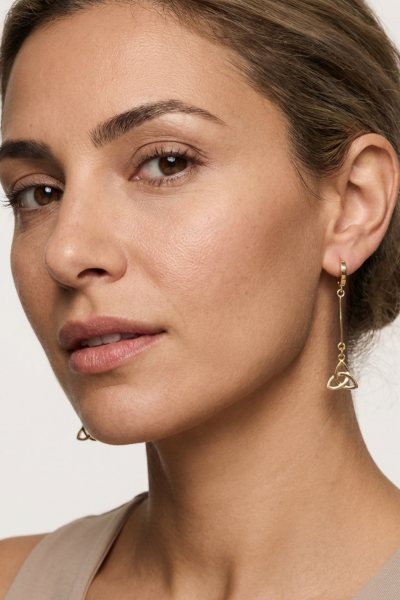 Triquetra Küpe – Halka Formlu Çubuk Detaylı | 925 Ayar Gümüş, Mikron Altın Kaplama