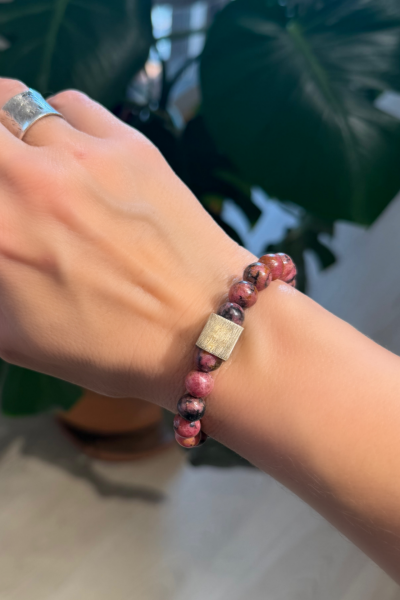 Doğal Taşlı Bileklik – Rodonit ve 925 Ayar Gümüş Küplü El Yapımı Tasarım