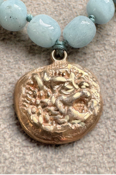 Sikke Kolye – Antik Lidya Sikkesi Reprodüksiyonu | Akuamarin Taşlı Bronz El Yapımı