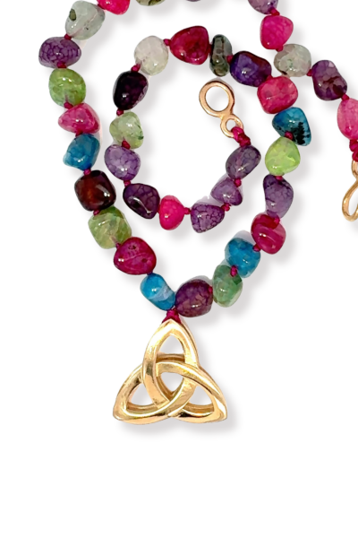 Triquetra Kolye – Akik Taşlı Bronz | Kadim Kelt Sembolü El Yapımı Tasarım