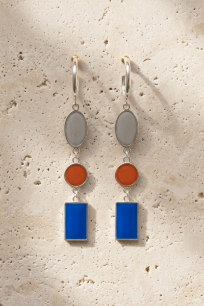 3 Renkli Mineli Sallantılı Küpe – 925 Ayar Gümüş | Gri, Yanık Turuncu ve Kobalt Mavili