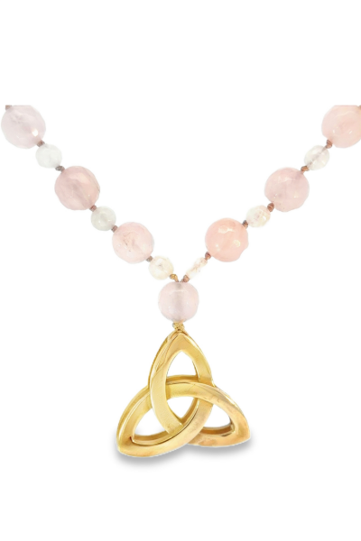 Triquetra Kolye – Pembe Kuvars Taşlı Bronz | Kadim Kelt Sembolü El Yapımı Tasarım