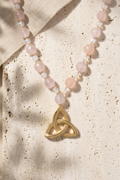 Triquetra Kolye – Pembe Kuvars Taşlı Bronz | Kadim Kelt Sembolü El Yapımı Tasarım